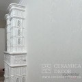 Каминная топка Астов ПС 3865 в облицовке изразцами белого цвета коллекции Неоготика.