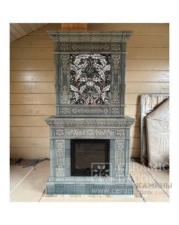 Топка Астов ПС 700 с прямым стеклом в облицовке классического камина.