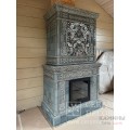 Топка Астов ПС 700 с прямым стеклом в облицовке классического камина.