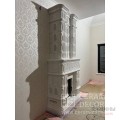 Каминная топка Астов ПС 3865 в облицовке изразцами белого цвета коллекции Неоготика.