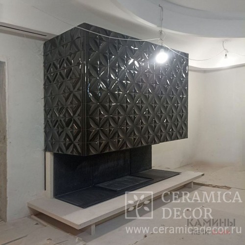 Современный камин с открытой топкой в майоликовой глазури